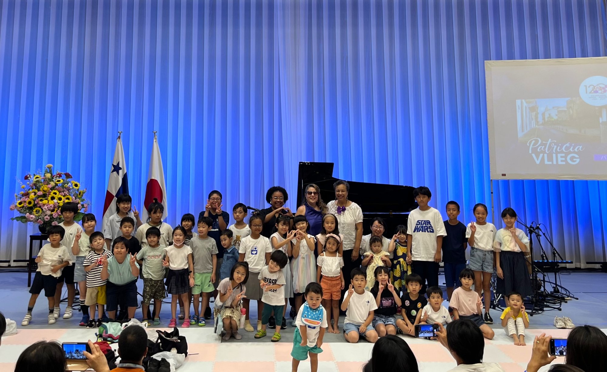 With children — Panama and Japan flags